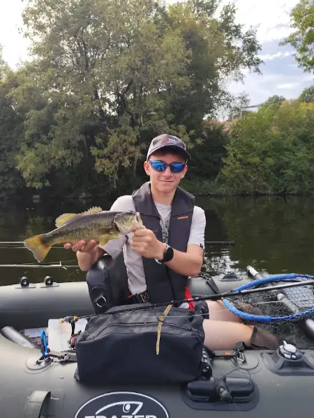 Pêche d'un black bass sur la vienne en float tube